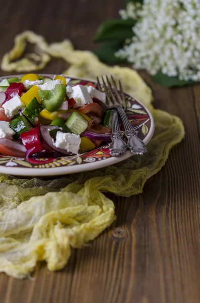 Ensalada griega con queso feta tomates pepinos y pimientos dulces —  Fotos de Stock