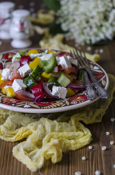 Ensalada griega con queso feta tomates pepinos y pimientos dulces — Foto de Stock