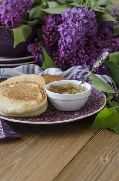 Panqueques para el desayuno con mermelada de ciruela y lila — Foto de Stock