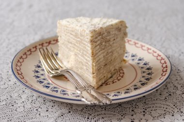 Kek krem ve ekşi krema kahvaltıda gözleme   