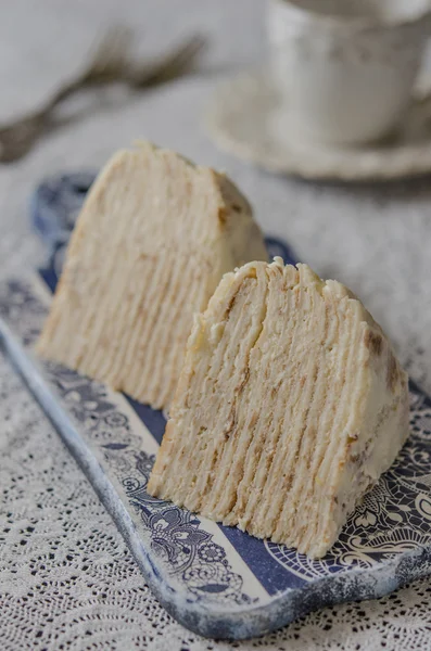 Torta de tortitas con crema y crema agria para el desayuno —  Fotos de Stock