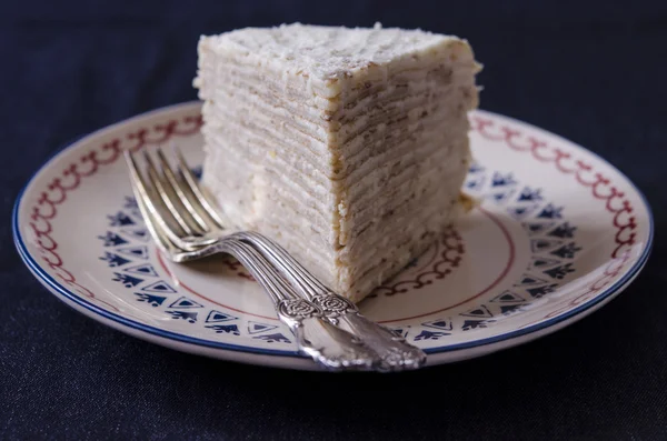 Torta de tortitas con crema y crema agria para el desayuno —  Fotos de Stock