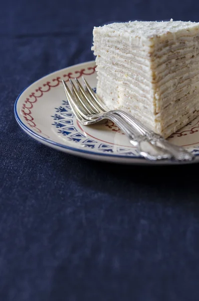 Torta de tortitas con crema y crema agria para el desayuno —  Fotos de Stock