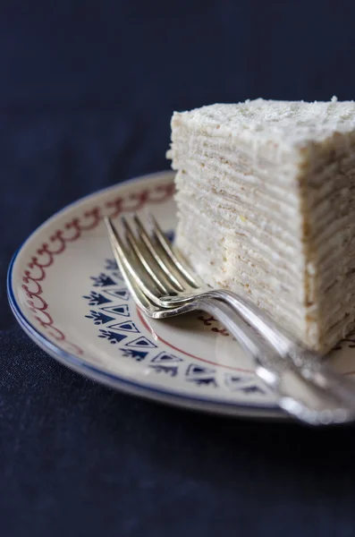 Torta de tortitas con crema y crema agria para el desayuno —  Fotos de Stock