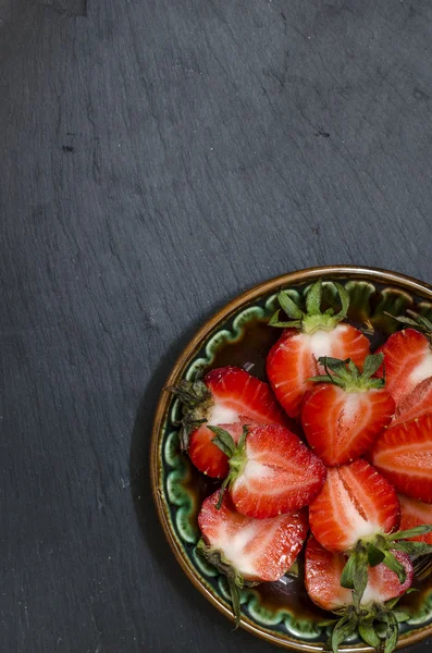 Frühling rote Erdbeeren — Stockfoto