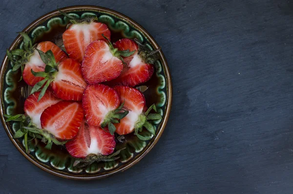 Frühling rote Erdbeeren — Stockfoto