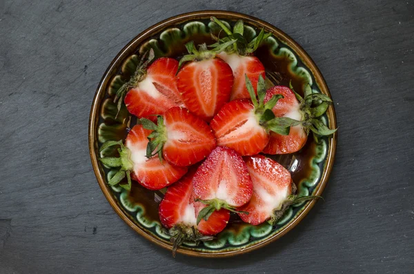 Frühling rote Erdbeeren — Stockfoto