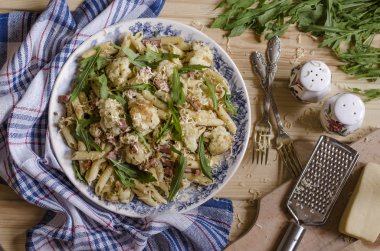 Karnabahar ve roka kıyılmış pastırma ile Penne makarna  