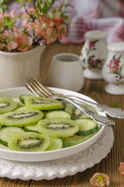 Salat mit Gurken und Avocado-Kiwi — Stockfoto