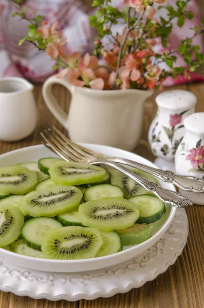 Sallad med gurka och avokado kiwi — Stockfoto