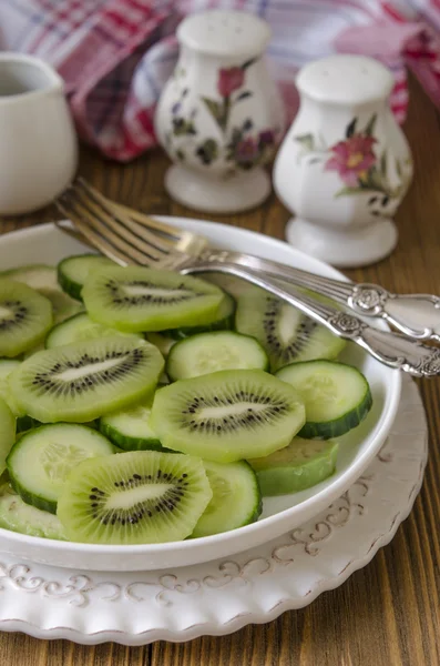 Salade au concombre et kiwi à l'avocat — Photo