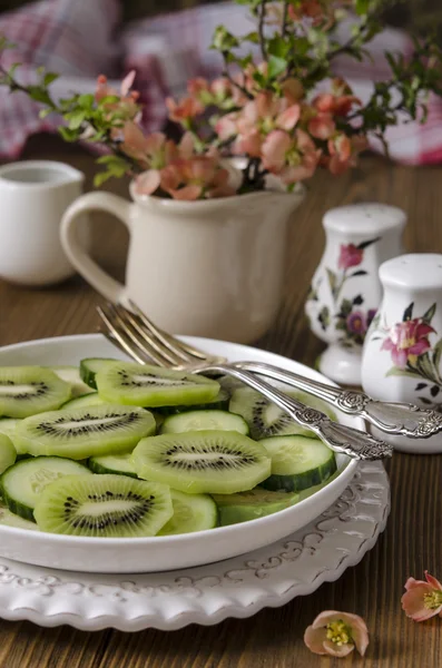 Salada com pepino e kiwi de abacate — Fotografia de Stock