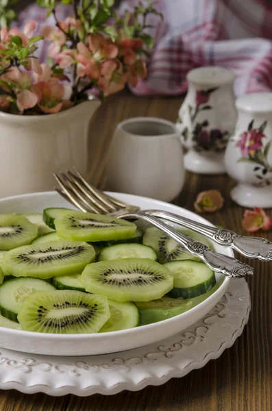 Salat mit Gurken und Avocado-Kiwi — Stockfoto