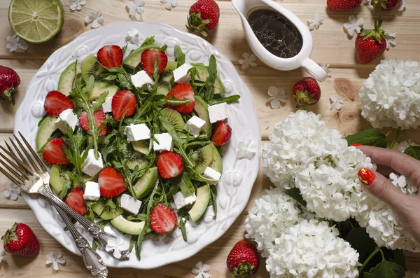 Salada com abacate kiwi morango feta e arugula — Fotografia de Stock