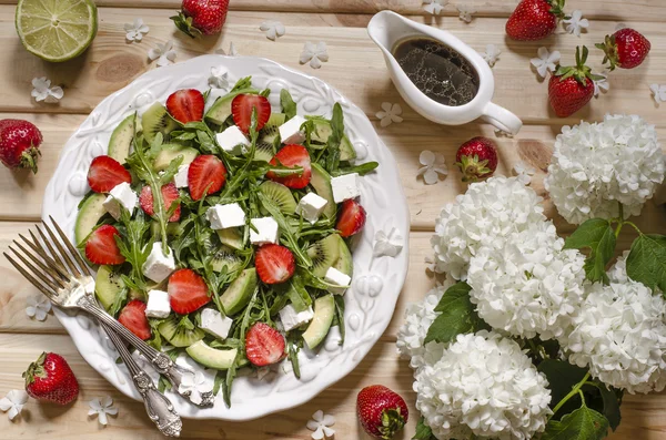 Salade met avocado kiwi strawberry feta en notensla — Stockfoto
