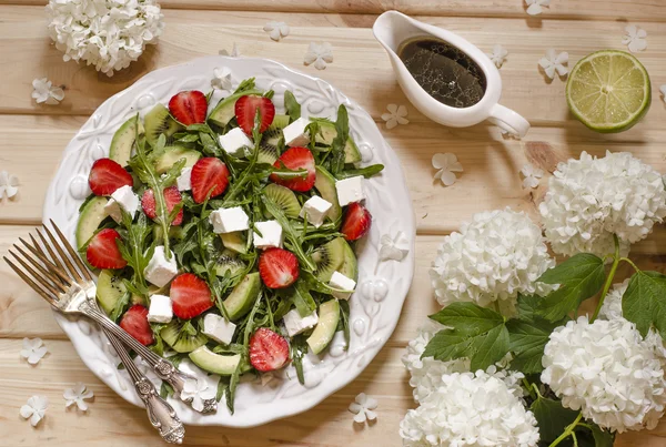 Salade met avocado kiwi strawberry feta en notensla — Stockfoto