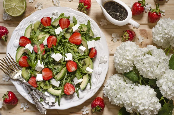 Salada com abacate kiwi morango feta e arugula — Fotografia de Stock