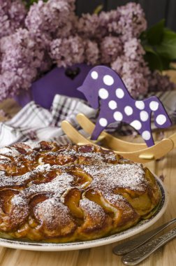 Elma ve karamel kahvaltıda pasta  