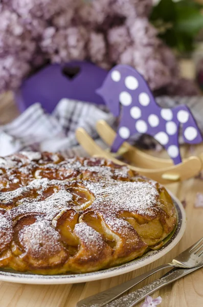 リンゴと朝食のキャラメル ケーキ — ストック写真