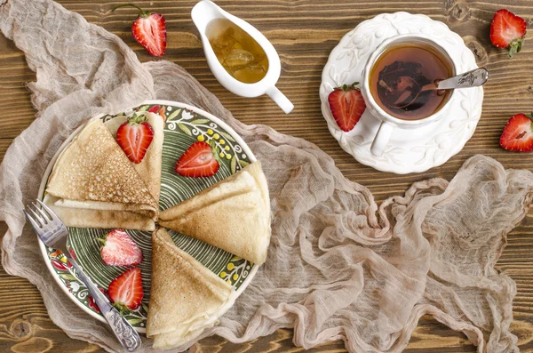 Panquecas para café da manhã com geléia de morango e limão — Fotografia de Stock