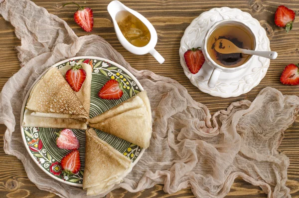 Panquecas para café da manhã com geléia de morango e limão — Fotografia de Stock