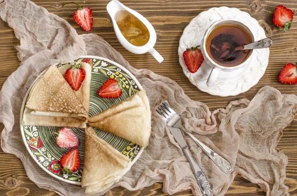 Panquecas para café da manhã com geléia de morango e limão — Fotografia de Stock