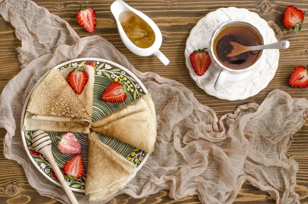 Panquecas para café da manhã com geléia de morango e limão — Fotografia de Stock