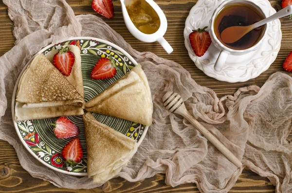 Pfannkuchen zum Frühstück mit Erdbeere und Limettenmarmelade — Stockfoto