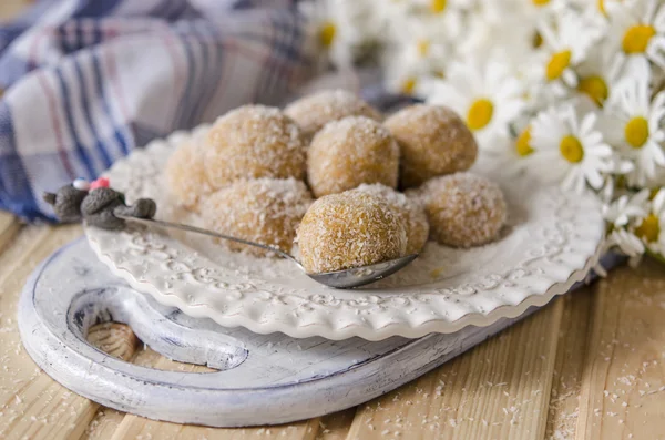 Trufas con lima chocolate blanco albaricoques secos y coco — Foto de Stock