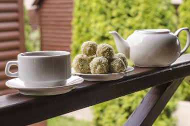 Domalan yulaf ezmesi avokado Hindistan cevizi kireç ve fıstık ezmesi ile  