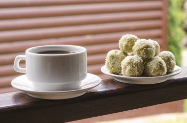 Domalan yulaf ezmesi avokado Hindistan cevizi kireç ve fıstık ezmesi ile  