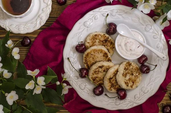 Torte al formaggio con farina di cocco e banana a colazione — Foto Stock