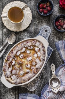Kiraz ve kahvaltı için pudra şekeri ile Clafoutis   