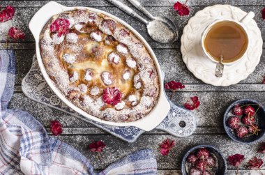 Kiraz ve kahvaltı için pudra şekeri ile Clafoutis   