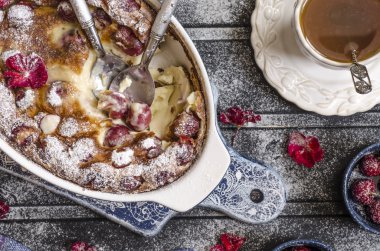 Kiraz ve kahvaltı için pudra şekeri ile Clafoutis   