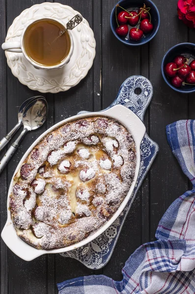 Clafoutis with cherries and powdered sugar for breakfast — Stock Photo, Image