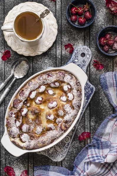 Clafoutis with cherries and powdered sugar for breakfast — Stock Photo, Image