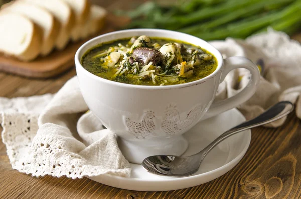 Soppa med svamp klistra slaktbiprodukter morötter och örter — Stockfoto