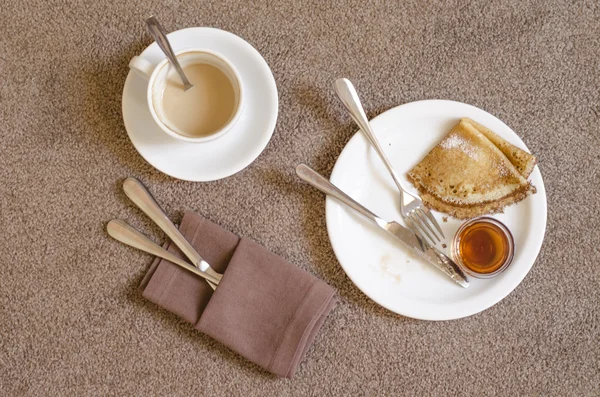 Yulaf ezmesi kahvaltıda taze portakal suyu kahve ve sahanda yumurta gözleme — Stok fotoğraf