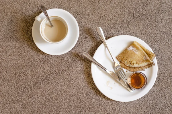 Tortitas de avena jugo de naranja fresco café y huevos revueltos para el desayuno — Foto de Stock