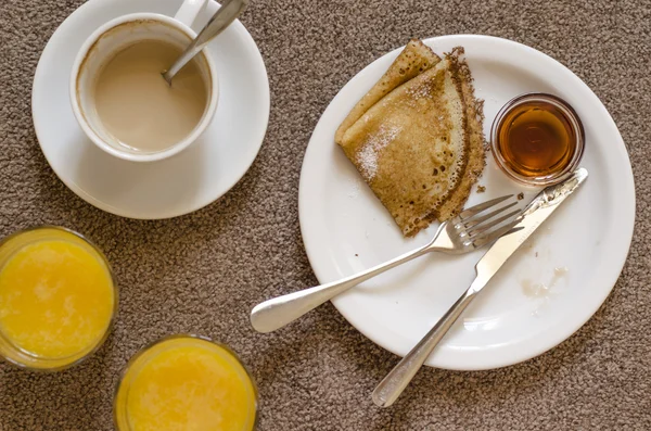 Haferflocken-Pfannkuchen frischer Orangensaft-Kaffee und Rührei zum Frühstück — Stockfoto