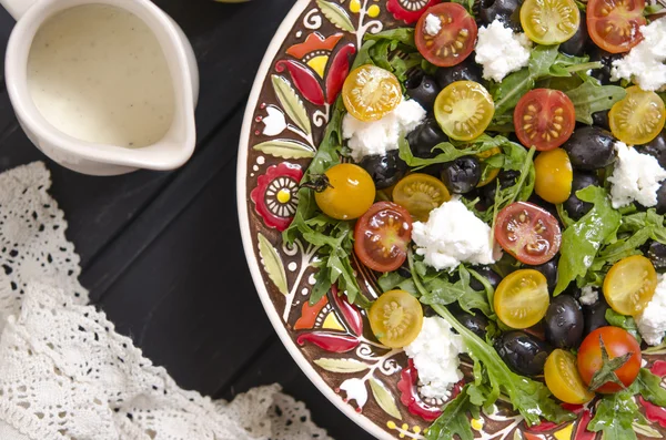 Rucola salade met kerstomaatjes feta en olijven — Stockfoto