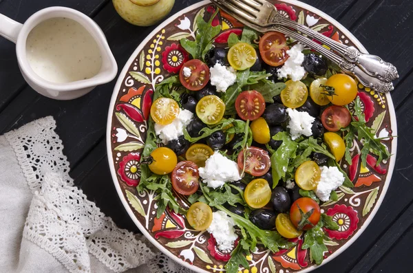 Салат из рукколы с помидорами черри фета и оливки — стоковое фото