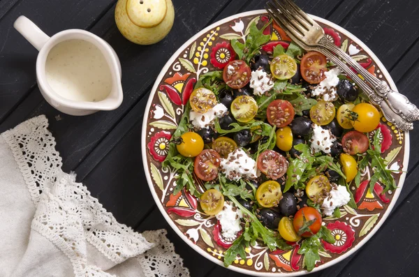 Rucola salade met kerstomaatjes feta en olijven — Stockfoto