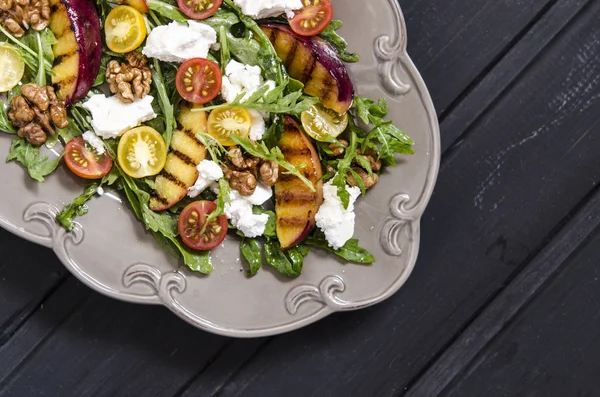 Ensalada con rúcula y tomates cherry melocotones feta con crema balsámica —  Fotos de Stock