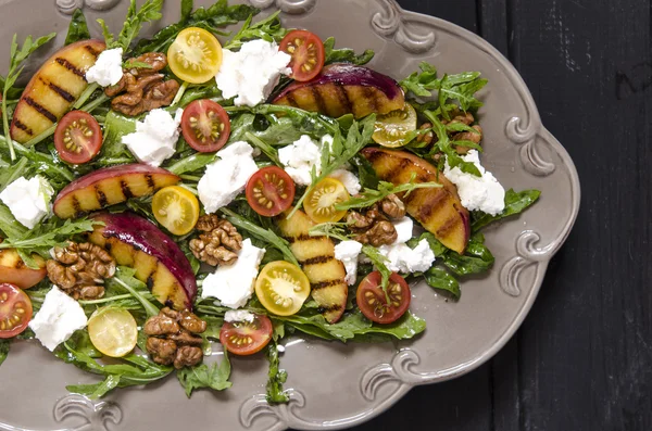 Ensalada con rúcula y tomates cherry melocotones feta con crema balsámica —  Fotos de Stock