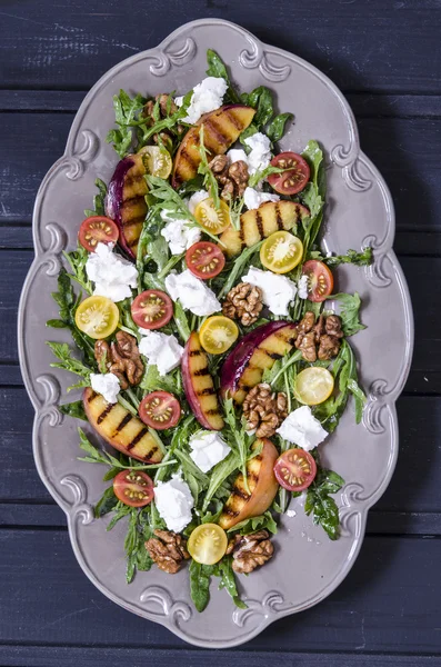 Salade à la roquette et tomates cerises pêches feta à la crème balsamique — Photo