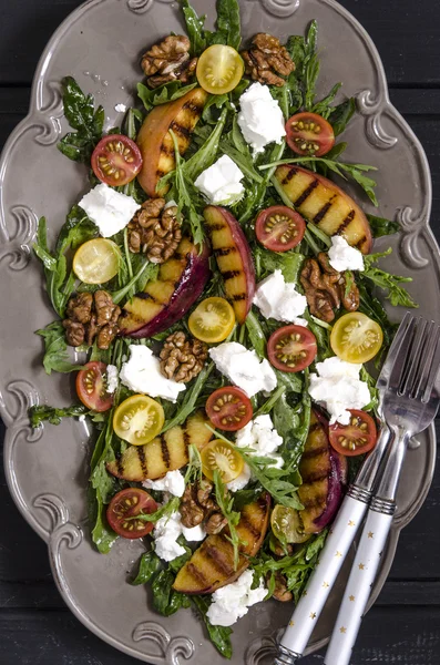 Ensalada con rúcula y tomates cherry melocotones feta con crema balsámica —  Fotos de Stock