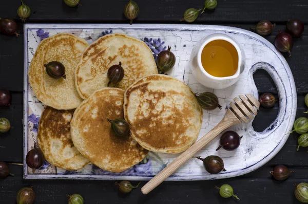 Pancakes for breakfast with honey and gooseberries — Stock Photo, Image