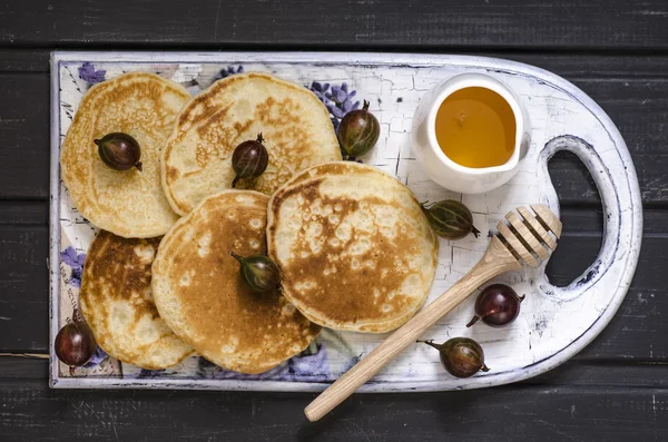 Pancakes for breakfast with honey and gooseberries — Stock Photo, Image